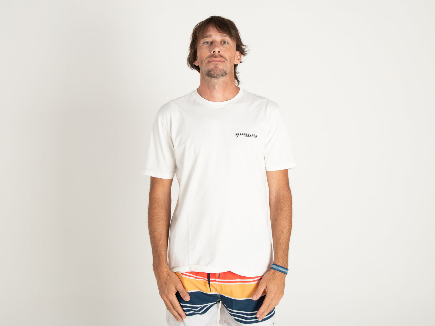 MAGLIETTA CON TAVOLA DA SURF IN BIANCO E NERO